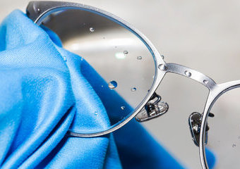 Jak czyścić okulary? Najlepsze sposoby czyszczenia okularów
