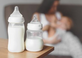 Jak dezynfekować i wyparzać butelki, smoczki i akcesoria do karmienia dzieci?