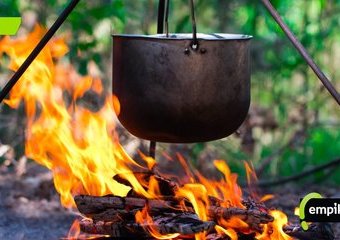 Jak gotować w kociołku myśliwskim? Pomysły na dania i składniki