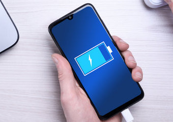 Jak ładować telefon, żeby bateria trzymała dłużej?