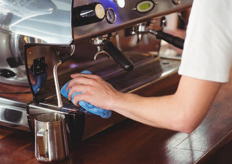 Jak odkamienić i wyczyścić ekspres do kawy? Polecane odkamieniacze do ekspresu