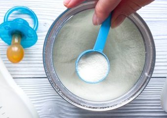 Jak przygotować mleko modyfikowane dla dziecka – praktyczne wskazówki
