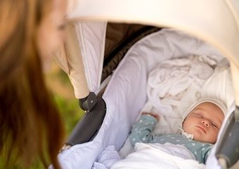 Jak ubrać niemowlę na spacer? Praktyczne wskazówki