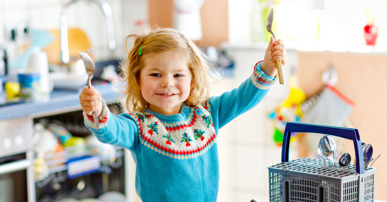 Jak wybrać naczynia i sztućce dla małego dziecka?