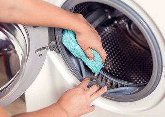 Jak wyczyścić pralkę i pozbyć się nieprzyjemnego zapachu?