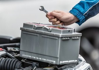 Jak wymienić akumulator w samochodzie? Instrukcja krok po kroku