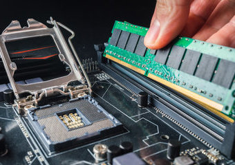 Jak zainstalować RAM w laptopie? Poradnik krok po kroku