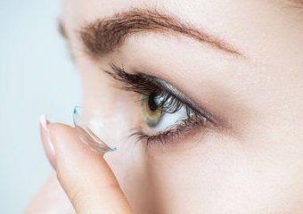 Jak założyć soczewki kontaktowe? Praktyczny poradnik krok po kroku