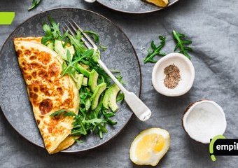 Jak zrobić omlet idealny? – przepisy na omlet w wersji wytrawnej i na słodko