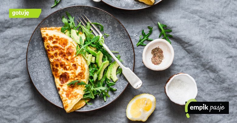 Jak zrobić omlet idealny? – przepisy na omlet w wersji wytrawnej i na słodko