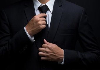 Jaki krawat do czarnego garnituru? 5 propozycji