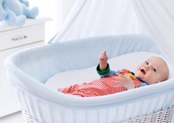 Jaki materac dla niemowlaka będzie najlepszy? Poradnik dla rodziców