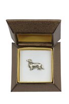 Jamnik szorstkowłosy III - broszka z psem w pudełku prezentowym, elegancki pin, wpinka do klapy marynarki marki Art-Dog