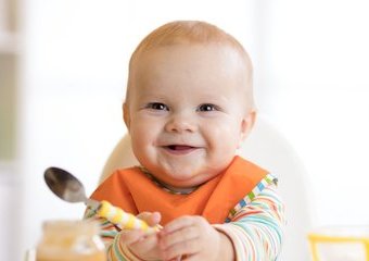 Jedzenie w słoiczkach dla dzieci – deserki, zupy i obiadki. Jak wybrać gotowy posiłek dla dziecka?