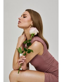K186 Metaliczna sukienka maxi z poduszkami i marszczeniem - pudrowa (kolor pudrowy róż, rozmiar XXL) - Inna marka