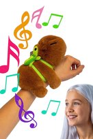 KAPIBARA NA RĘKĘ Z PLECAKIEM śpiewa piosenkę