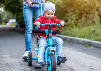 Kiedy przesadzić dziecko na rowerek trójkołowy? Polecane modele
