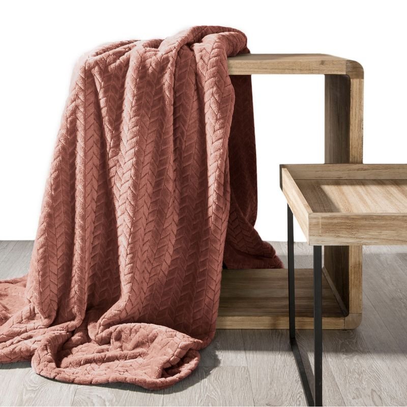 Koc Design91 pudrowy 70x160 cm modny wytłaczany wzór Cindy