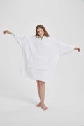 Kocobluza oversize, koc z rękawami i kapturem, biała, Spod Igły i Nitki - Spod Igły i Nitki