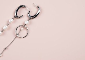 Kolczyki asymetryczne – kreatywne sposoby noszenia biżuterii 