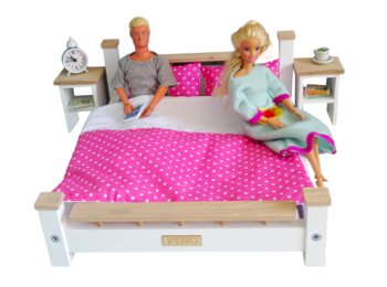 Komplet Sypialnia ASH drewniana podwójna dla Barbie i Kena : Łóżko + 2 szafki nocne + pościel , mebelki drewniane do domku dla lalek Model FUKSJA - PINO