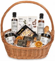 Kosz prezentowy motyw biały wiklinowy z herbatą i kawą słodycze syropy