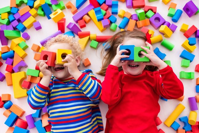 Kreatywne zabawki dla 3-latka – które sprawdzą się najlepiej podczas wakacji?