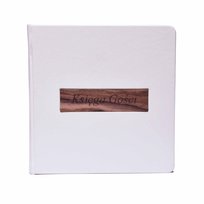 Księga gości okładka w skórze galanteryjnej białej z wstawionym drewnem Palisander z napisem, 25x25, 60 stron