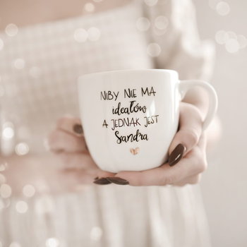 Kubek 300 ml - NIBY NIE MA ideałów A JEDNAK JEST + Imię ZŁOTE SERCE - Nadzwyczajnie