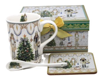 Kubek 320 ml z łyżeczką i podkładką – porcelana, zimowy motyw „Nutcracker” – elegancki prezent dla niej, dla nauczyciela i do biura - Queen Isabell