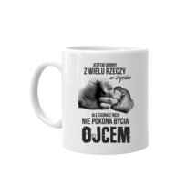 Kubek ceramiczny Jestem dumny z wielu rzeczy w życiu, ale żadna z nich nie pokona bycia ojcem - dla taty 330 ml, Koszulkowy