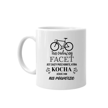 Kubek na prezent Ten cudowny facet jest zajęty przez kobietę, która kocha jeździć z nim na rowerze  - Koszulkowy
