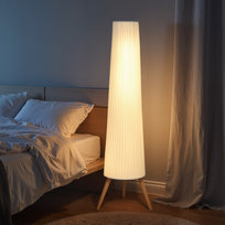 Lampa stojąca LED do salonu ściemniana, drewno z trójnogiem, lampa podłogowa z przełącznikiem nożnym, 46 x 46 x 153 cm, biała