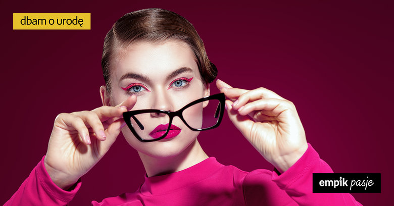 Makijaż do okularów – jak maluje się okularnica?