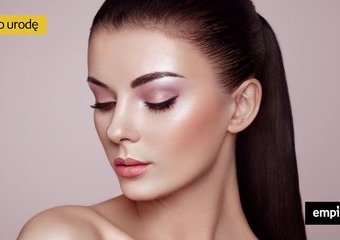Makijaż rozświetlający – jak uzyskać efekt glass skin? Podpowiadamy!