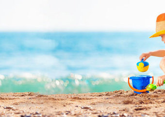 Mali plażowicze i ich zabawki do piasku
