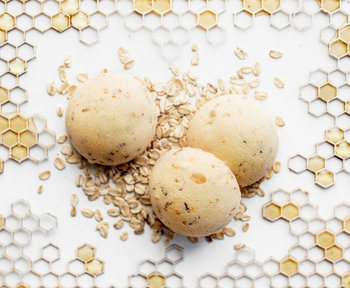 Ministerstwo Dobrego Mydła, Półkula do kąpieli mleko Mmiód owies, 50 g - Ministerstwo Dobrego Mydła