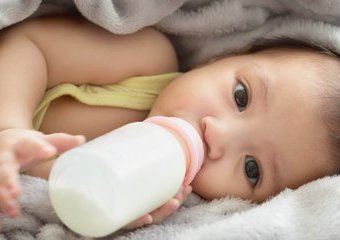 Mleko modyfikowane dla dzieci – co to jest, jakie wybrać, kiedy podawać?