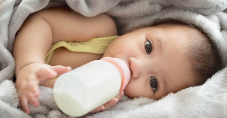 Mleko modyfikowane dla dzieci – co to jest, jakie wybrać, kiedy podawać?