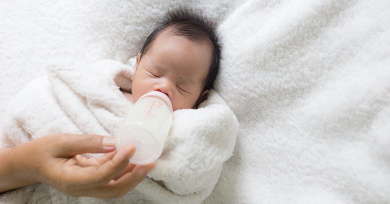 Mleko początkowe dla noworodków i niemowląt – z czego się składa, jakie wybrać, jak długo podawać?