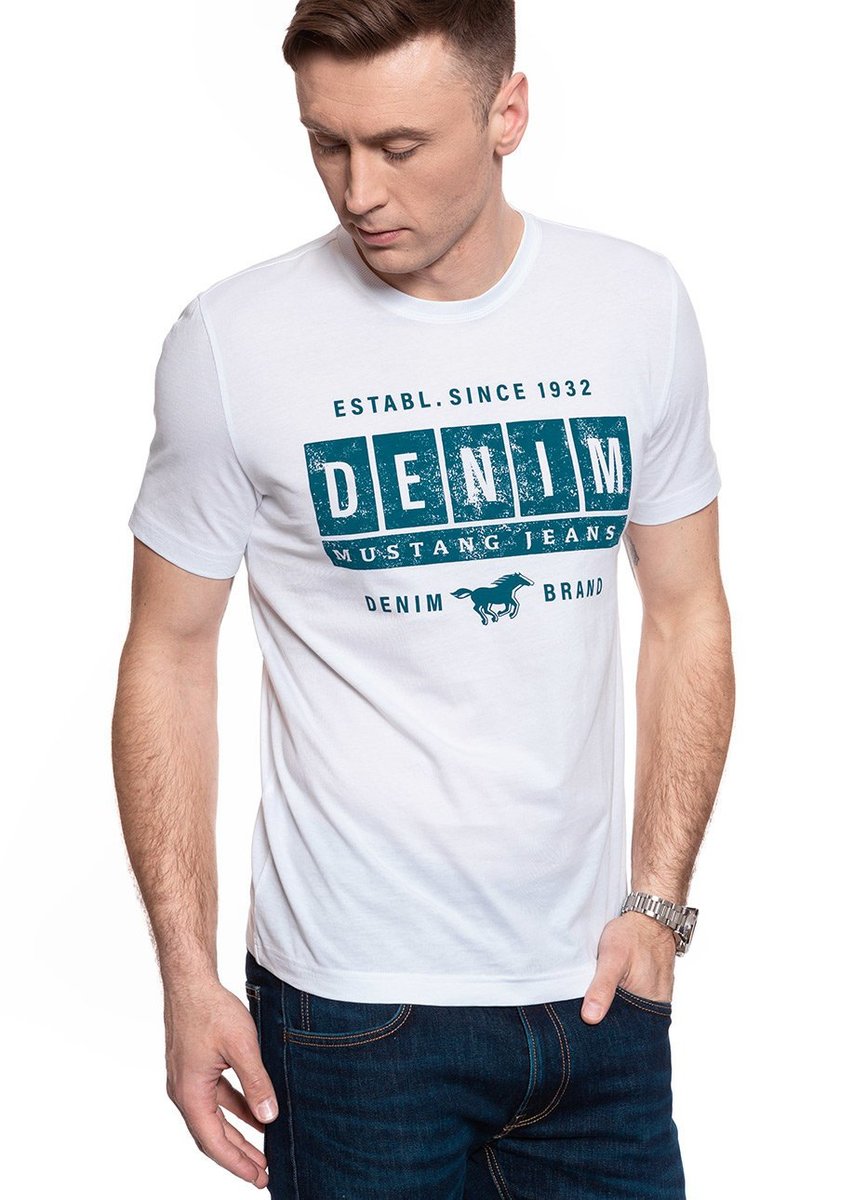 Camiseta MUSTANG Style Alex C Para Hombre - Estampado Pecho, Corte Ajustado, Algodón