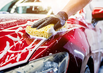 Mycie i polerowanie samochodu – jak to zrobić samodzielnie? Polecane sprzęty i akcesoria