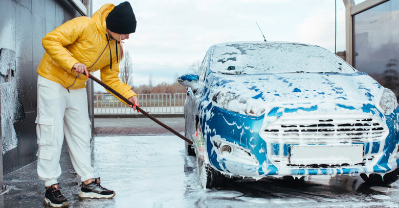 Mycie samochodu zimą – sprawdź, o czym warto pamiętać