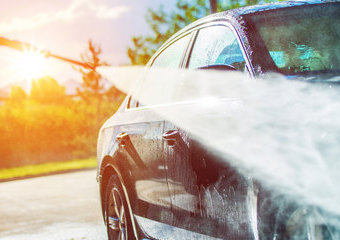 Myjnia ręczna czy automatyczna? Jak skutecznie i bezpiecznie myć samochód?