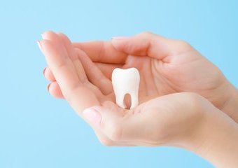 Nadwrażliwość zębów – objawy i przyczyny. Jak leczyć nadwrażliwe zęby?