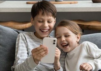 Najlepszy telefon dla dziecka – ranking 10 smartfonów 2024
