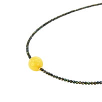 Naszyjnik pozłacany  z kulką bursztynową i czarnym spinelem 8032