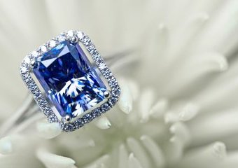 Niebieskie kamienie szlachetne i półszlachetne w biżuterii