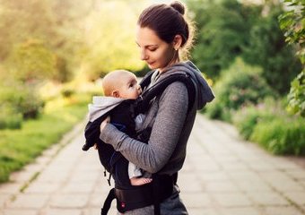 Nosidełka dla dzieci i niemowląt – jakie nosidełko dla niemowlaka wybrać?