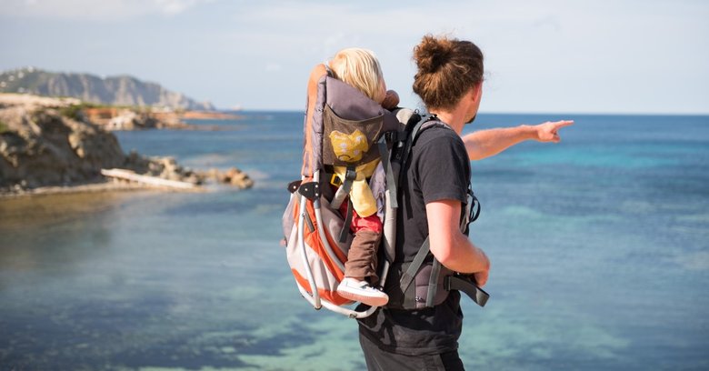 Nosidło turystyczne – od jakiego wieku? Jak wybrać bezpieczne nosidełko turystyczne dla dziecka?